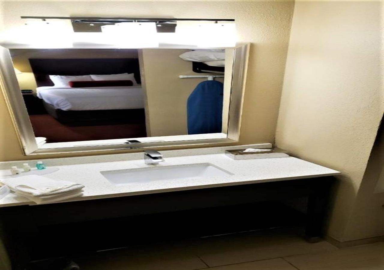 Quality Suites Nashville Airport Exterior foto